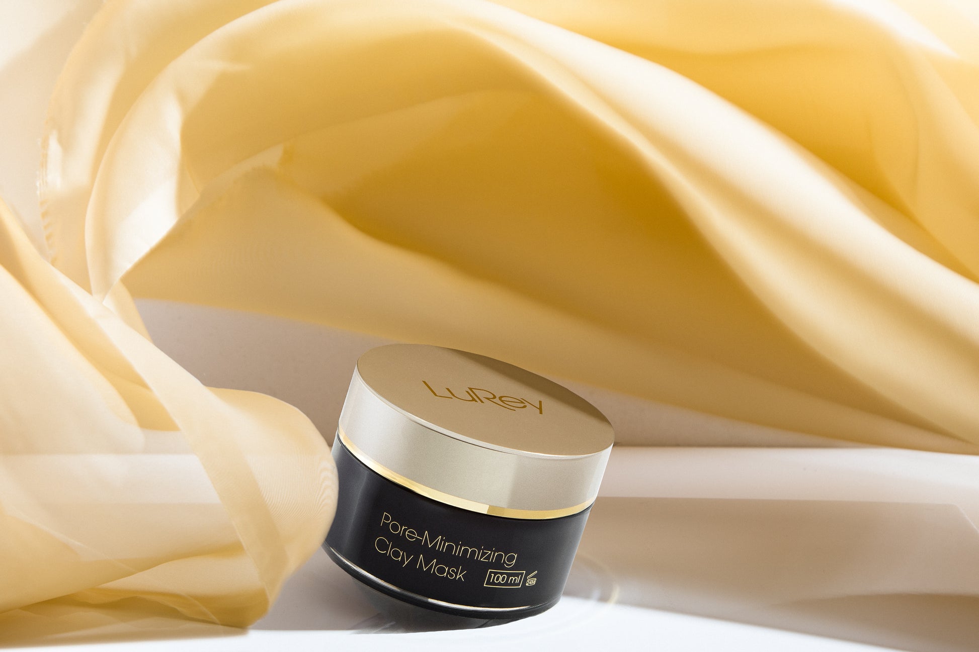 Pore-Minimizing Clay Mask – Natural 3-Clay Formula with Nutrient-Rich Botanicals.